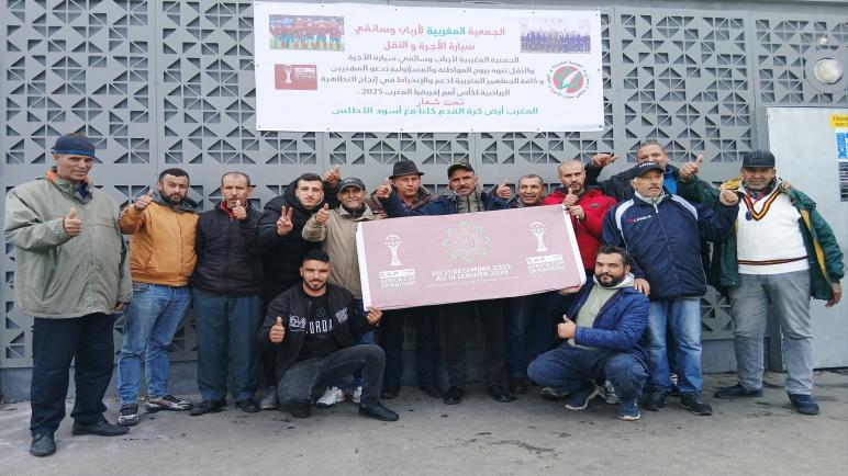 الجمعية المغربية لأرباب وسائقي سيارة الأجرة والنقل: الطاكسيات ترفع راية أسود الأطلس في الشارع قبل الملعب