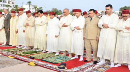 عامل ابن مسيك يؤدي صلاة العيد بمصلى ابن مسيك وسط أجواء روحانية مفعمة بالخشوع لله سبحانه وتعالى